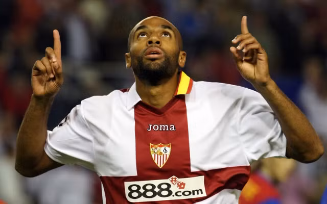 Frederic Kanoute không thể hiện được nhiều tại Premier League trong màu áo của West Ham và sau đó là Tottenham. Nhưng cầu thủ này hoàn toàn lột xác khi tới thi đấu tại Sevilla (La Liga). Tại Sevilla, Kanoute đã giành chức vô địch Europa League và Copa Del Rey và hành trình của anh có được là 138 bàn thắng sau 7 mùa thi đấu tại đây.