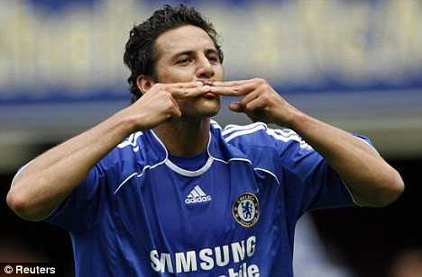 Claudio Pizarro đã có những ngày tháng tuyệt vời trong màu áo của Werder Bremen và Bayern Munich tại Bundesliga. Nhưng khi chuyển đến Premier League thi đấu trong màu áo của Chelsea thì Pizarro không để lại bất cứ điều gì trong mùa giải đầu tiên và ngay sau đó đã phải chuyển đi.