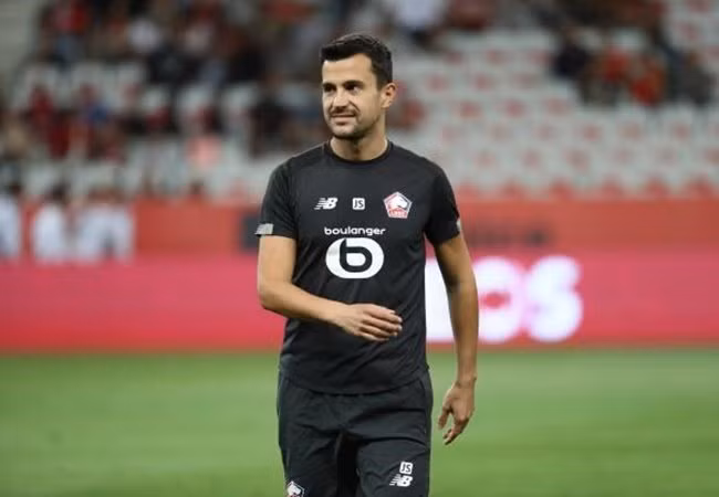  Chuyển nhượng cầu thủ từ AS và The Independent cho biết, Mourinho đang thúc giục ban lãnh đạo chiêu mộ Gareth Bale, trung vệ Ruben Dias, tiền vệ Bruno Fernandes và Nemanja Matic - người đang thất sủng tại M.U và tìm kiếm cơ hội ra đi vào tháng Giêng tới đây.