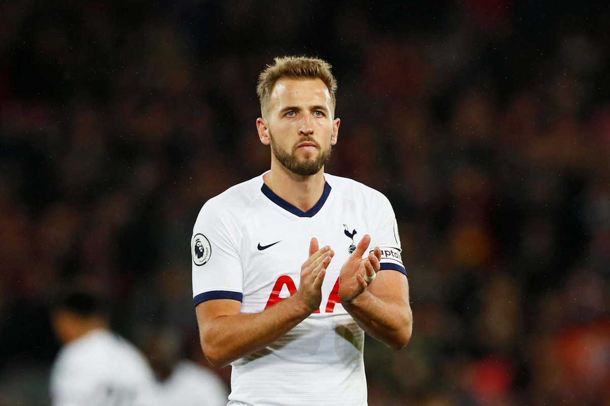 Theo El Desmarque, Tottenham và Real Madrid đang có những thoả thuận hoán đổi cho trường hợp của Harry Kane. Cụ thể, phía "gà trống" yêu cầu mức phí 120 triệu euro + Karim Benzema để đưa tiền đạo số 1 Harry Kane rời London theo chiều ngược lại. Theo cách tính này, Tottenham đánh giá chân sút 1993 có mức phí lên đến 200 triệu euro.