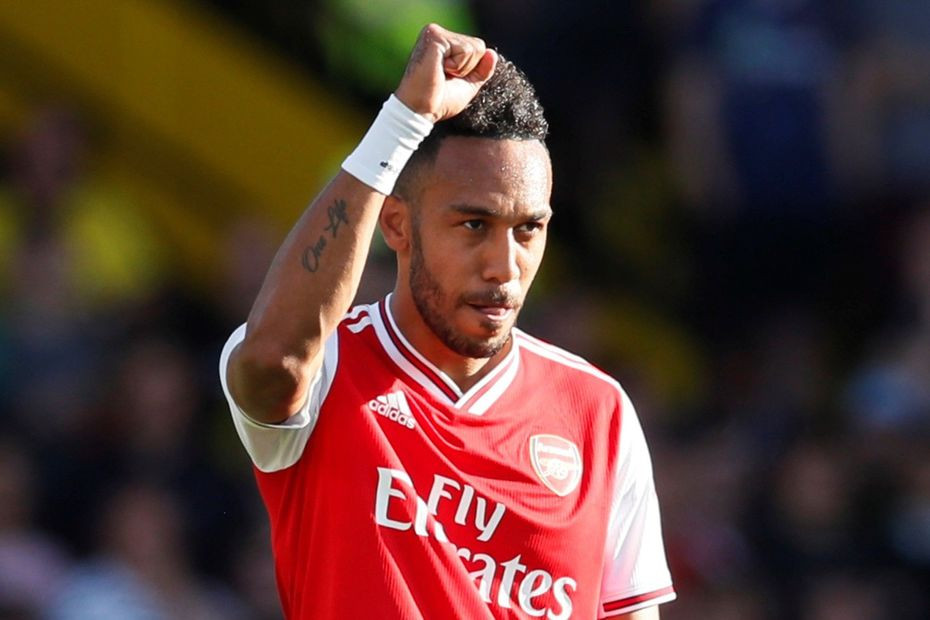 Theo SPORT, Pierre-Emerick Aubameyang, tiền đạo số 1 của Arsenal đang trì hoãn việc đàm phán gia hạn hợp đồng mới để "chờ" Barcelona. Ngôi sao người Gabon được dự đoán là mong muốn cập bến Camp Nou, như một phần kế hoạch thay Luis Suarez trong tương lai.