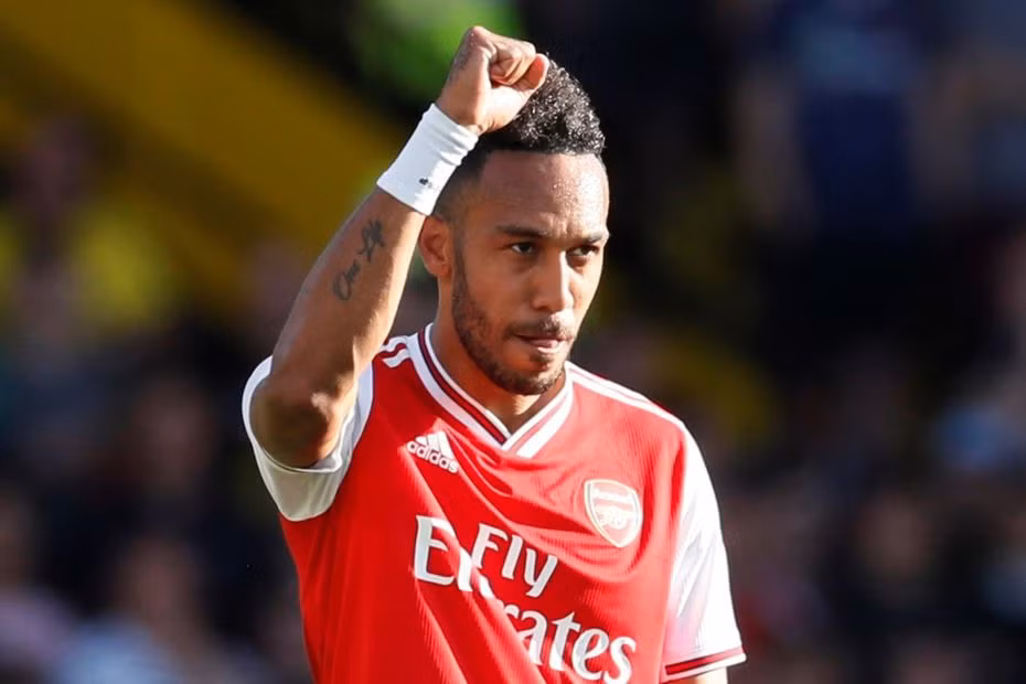 Theo SPORT, Pierre-Emerick Aubameyang, tiền đạo số 1 của Arsenal đang trì hoãn việc đàm phán gia hạn hợp đồng mới để "chờ" Barcelona. Ngôi sao người Gabon được dự đoán là mong muốn cập bến Camp Nou, như một phần kế hoạch thay Luis Suarez trong tương lai.