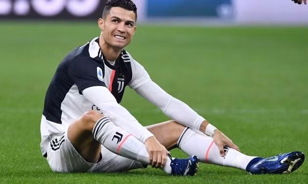 Chuyển nhượng bóng đá từ The Sun, Cris Ronaldo đang cân nhắc chuyển tới LA Galaxy hoặc trở về đội bóng cũ Sporting Lisbon.