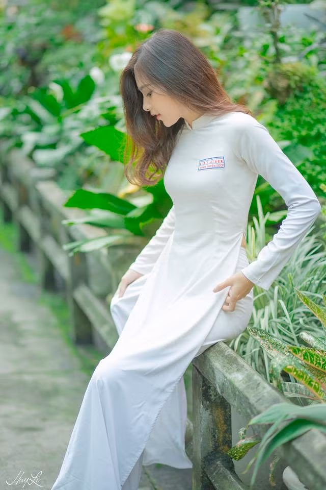 Vẻ đẹp tinh khôi của Minh Tuyền trong chiếc áo dài trắng nữ sinh.