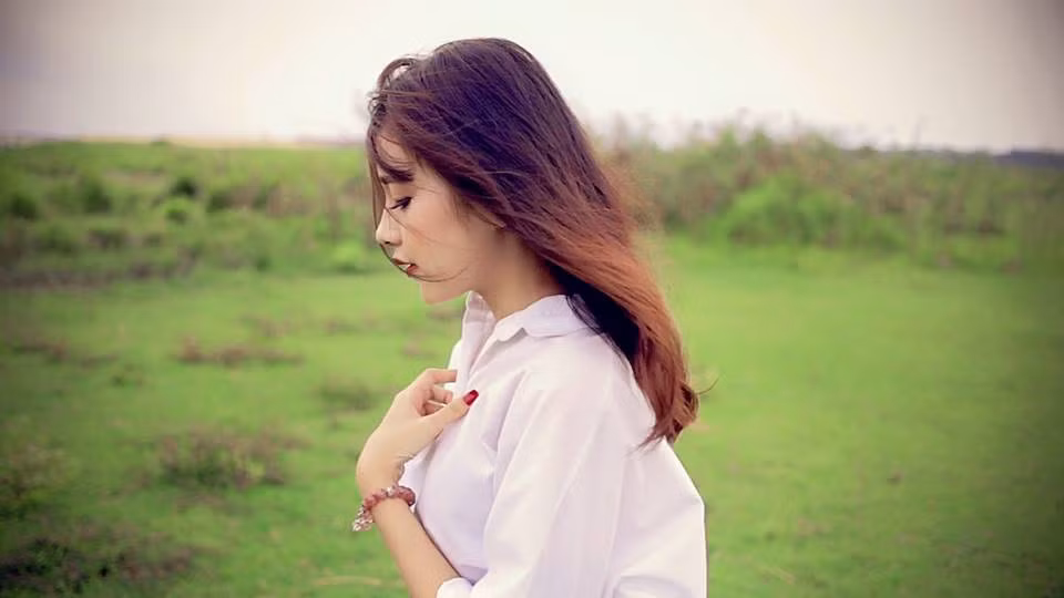 Không chỉ xinh đẹp, Minh Tuyền còn sở hữu thành tích học tập khá tốt, khi được học sinh giỏi 12 năm liền, học bổng học sinh chuyên xuất sắc lớp 10,11,12, đoàn viên xuất sắc năm 2016, đại diện học sinh toàn thành giao lưu văn hóa Việt-Lào, giải 3 học sinh giỏi cấp thành phố môn Sinh, giải nhất học sinh thanh lịch 20/11.