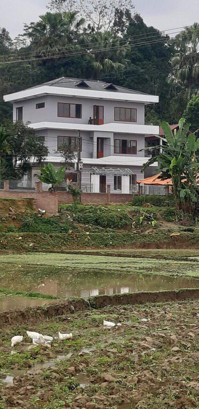 Trong nhà tuy chưa đầy đủ các trang thiết bị nội thất nhưng cũng đã có một số vật dụng cần thiết như tivi, bàn ghế, dụng cụ nhà bếp... Cùng với đó, cầu thủ sinh năm 1997 cũng mua thêm dụng cụ phục vụ cho việc tập luyện những ngày nghỉ tại nhà.