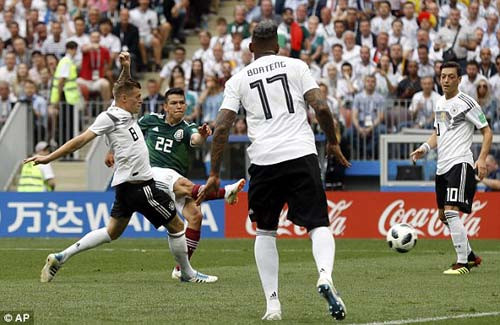 ĐT Đức bước đến World Cup 2018 với vị thế của nhà ĐKVĐ và họ tự tin bước vào giải đấu mà mình đang "làm vua", đặc biệt là khi trong đội hình các "cỗ xe tăng" có đủ những cái tên đáng chú ý như Muller, Kroos, Oezil hay cả Marco Reus. Ở trận đấu mở màn, ai cũng tin rằng sẽ có một chiến thắng cho ĐKVĐ World Cup trước Mexico nhưng thực tế trên sân lại không vậy.