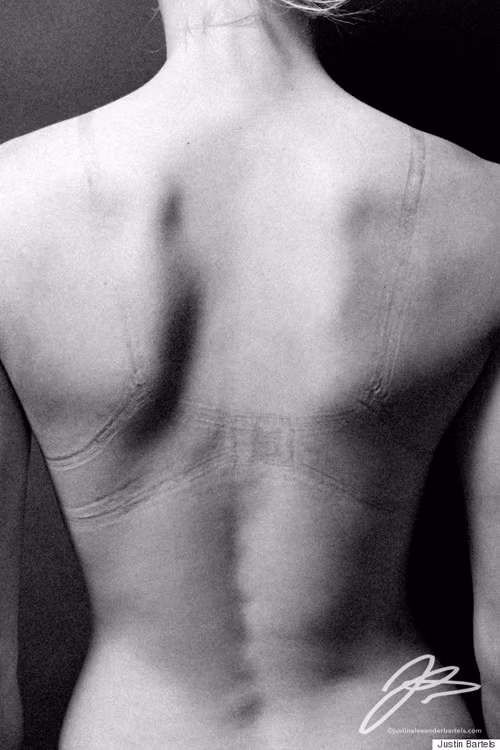 Bộ ảnh thời trang mang tên Impression (tạm dịch: Ấn tượng) của Justin Bartels như một nỗ lực kêu gọi ngàng công nghiệp thời trang nên xem xét và đặt yếu tố thoải mái cho khách hàng lên hàng đầu. Ngoài ra, chúng sẽ phần nào khiến nhiều cô gái suy ngẫm về sở thích mặc đồ bó sát sạt của mình.