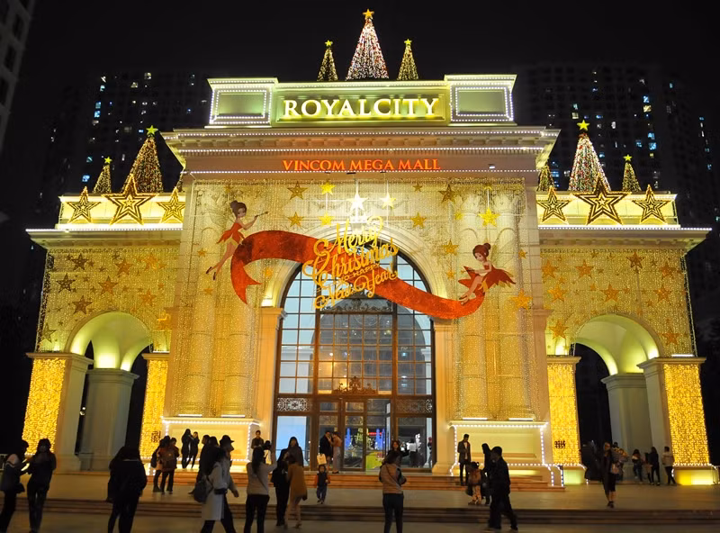 Tại các trung tâm thương mại lớn tại Hà Nội, không khí Giáng sinh đã tràn ngập từ cách đây 1 tháng bởi những đèn màu nhấp nháy và những cây thông khổng lồ cao tới hơn 10m. Các bạn trẻ có thể tha hồ có những bức ảnh sống ảo tuyệt đẹp mang đậm chất Noel. Ảnh: Royal City