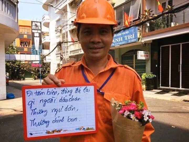 Theo nhiều người, chính những hành động có ý thức, của từng người dân là đã để lại tình yêu nồng nàn với đất nước và đưa đất nước ngày một phát triển.