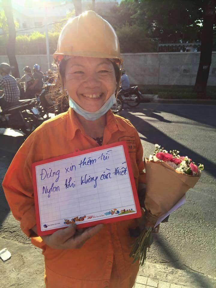 Chẳng cần "đao to, búa lớn" hay dùng lý lẽ lập luận để thể hiện lòng yêu nước của mình, những dân mạng muốn nhắn nhủ với nhiều người rằng "Hãy yêu nước từ những hành động nhỏ nhất hàng ngày".