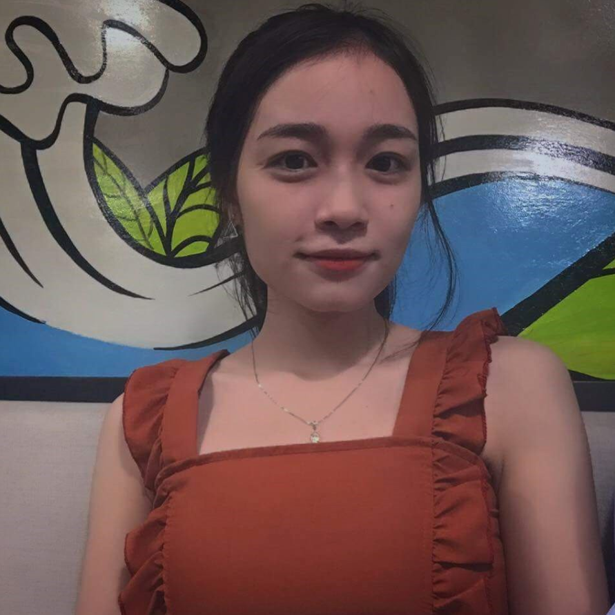 Trước đây, Ngọc Huyền vốn là cô gái không quan tâm nhiều đến ngoại hình nhưng có một lần, cô bạn được em gái đưa cho một thỏi son. Thử đánh lên môi Huyền nhận ra mình cũng có nét và từ đó chăm chút hơn trong việc làm đẹp.