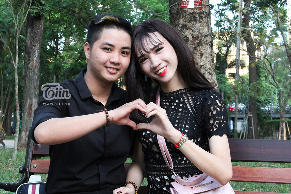 Khi nắm tay nhau xuất hiện nơi đông người, không ai nhận ra giới tính thật của cặp đôi. Họ hạnh phúc khi được sánh đôi cùng nhau.