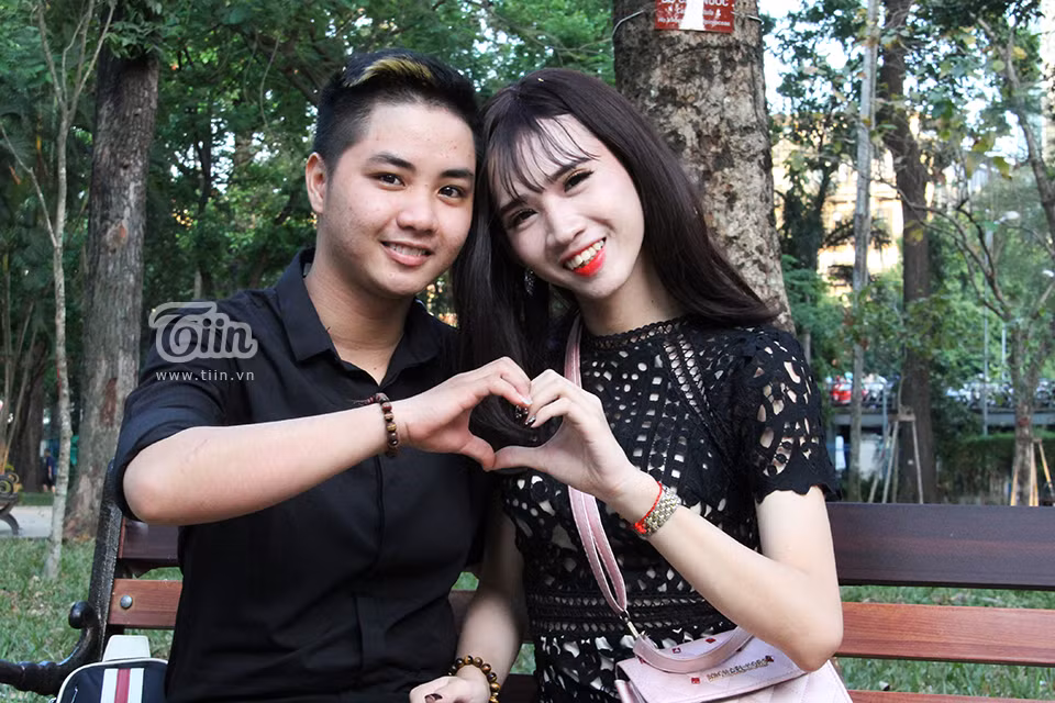 Khi nắm tay nhau xuất hiện nơi đông người, không ai nhận ra giới tính thật của cặp đôi. Họ hạnh phúc khi được sánh đôi cùng nhau.