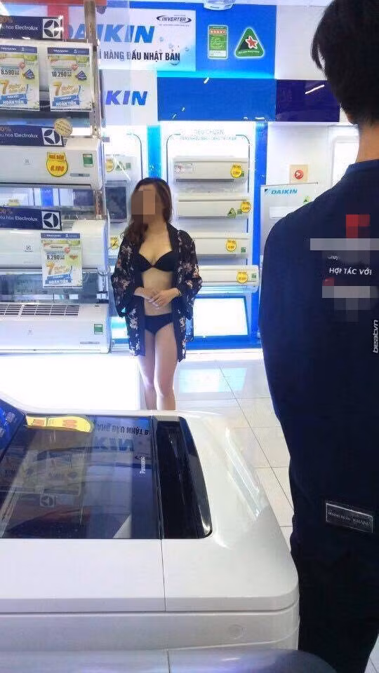 Bởi tính chất "độc và lạ", nên những hình ảnh của các cô nàng tiếp thị điều hòa này nhanh chóng được phổ cập khắp mạng xã hội chỉ sau ít giờ.