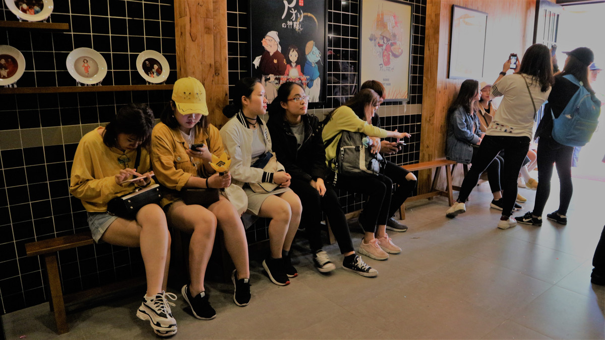 Dòng thực khách xếp hàng dài gần kín vỉa hè trên đoạn phố Lý Thái Tổ (Hà Nội). Trong đó, nhiều bạn trẻ đi hàng nghìn km, từ TP Hồ Chí Minh, Pleiku, Cà Mau... để đến dự buổi lễ khai trương cửa hàng của thần tượng.