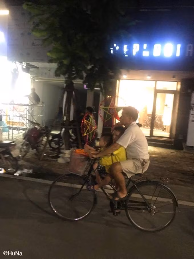 Khoanh khac binh yen cua 3 bo con trong dem Trung thu