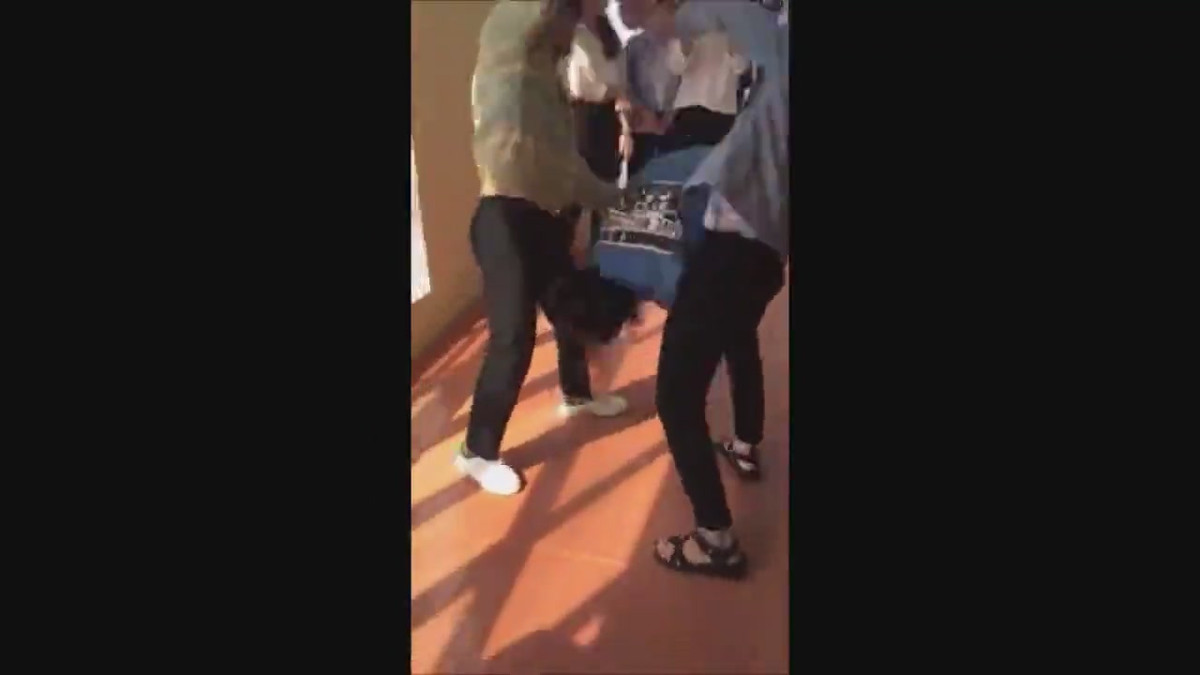 Không chỉ có các bạn nam thực hiện, nhiều cô nàng "chân yếu, tay mềm" còn không ngần ngại tham gia thử thách lộn người này.