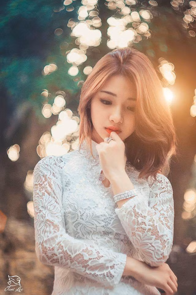 Vẻ đẹp tựa nắng mai của cô người mẫu ảnh 9X khiến nhiều người phải mải miết ngắm nhìn.