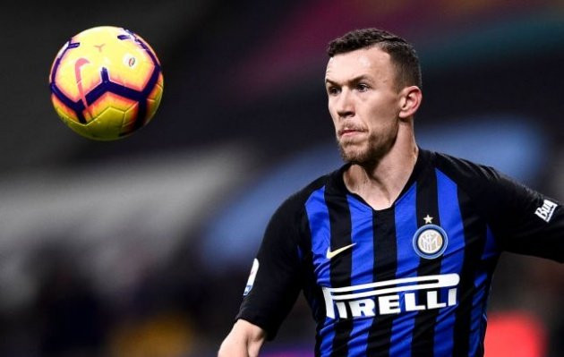  Chuyển nhượng cầu thủ từ London, Perisic bất ngờ bị Inter Milan bỏ rơi trong bối cảnh những tin đồn chuyển nhượng của anh với Man Utd hay Arsenal gia tăng trong tháng Giêng.