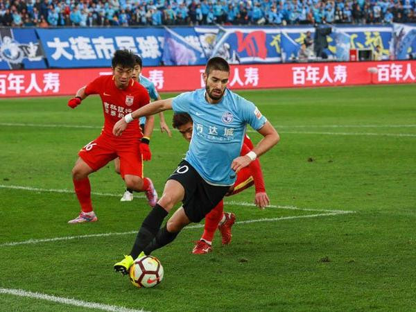 Hai ông lớn của thành Milan, Inter và AC Milan đang theo đuổi cầu thủ chạy cánh Yannick Carrasco. Ngôi sao 25 tuổi người Bỉ đang thuộc biên chế CLB Dalian Yifang tại giải VĐQG Trung Quốc.