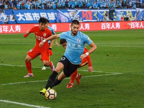 Hai ông lớn của thành Milan, Inter và AC Milan đang theo đuổi cầu thủ chạy cánh Yannick Carrasco. Ngôi sao 25 tuổi người Bỉ đang thuộc biên chế CLB Dalian Yifang tại giải VĐQG Trung Quốc.