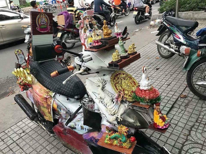 Thậm chí, để tránh đen đủi tháng cô hồn, có người từng nghĩ ra trang trí chiếc xe của mình thật lộng lẫy với đủ "10 phương chư phật".