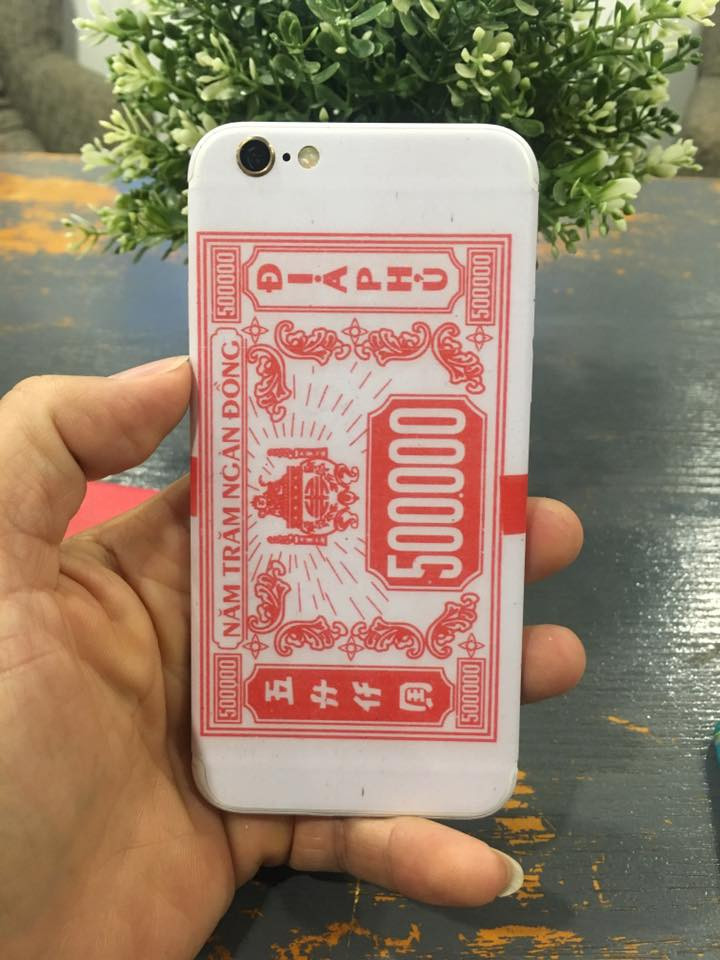 Cụ thể, cửa hàng dán điện thoại trên đã cho ra mắt những mẫu ốp lưng cho cả điện thoại lẫn laptop mới mang phong cách của tháng cô hồn như tiền vàng âm phủ, đó là những thứ mà nhiều người cho rằng chỉ có người âm hay được người thân đốt.