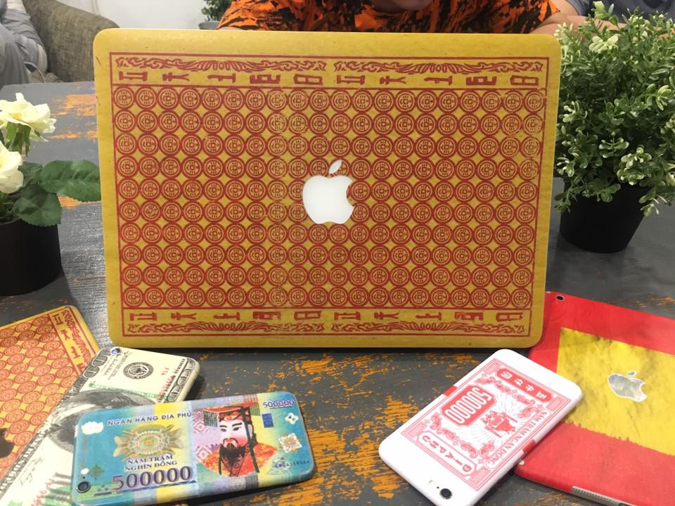 Mới đây trên mạng xã hội, một cửa hàng chuyên dán điện thoại đã nghĩ ra những mẫu mới cho khách hàng liên quan đến tháng cô hồn và ngay lập tức gây được hiệu ứng tốt.