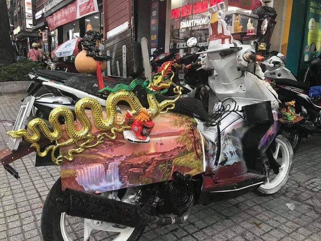 Chiếc xe được trang trí đủ mọi thần thánh trên trời.