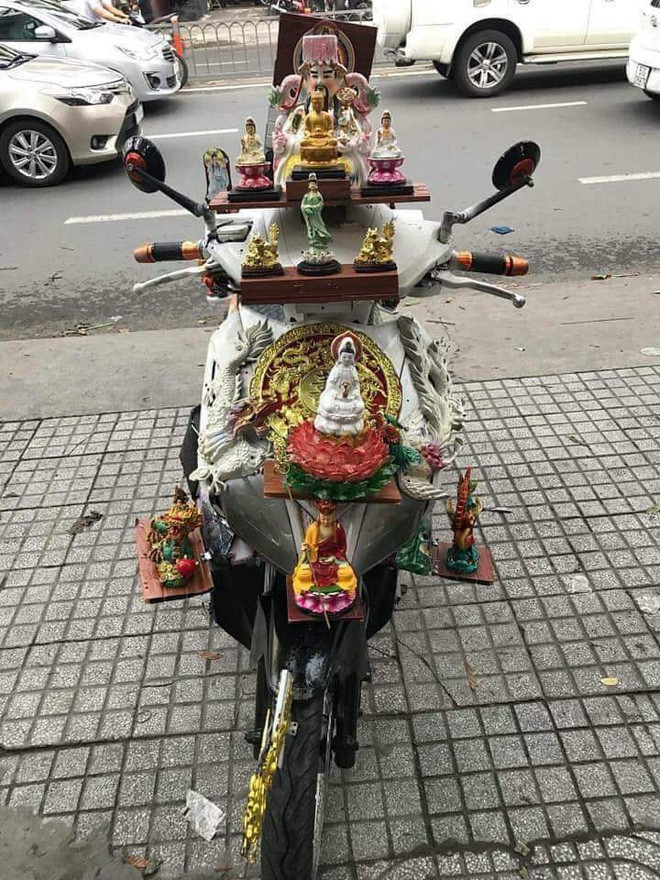 Nhìn chiếc xe này nhiều người còn tếu táo trêu rằng: "Nhìn thôi đã thấy chẳng có ngã quỷ nào dám dây vào rồi thì lấy đâu ra đen với đủi nữa".