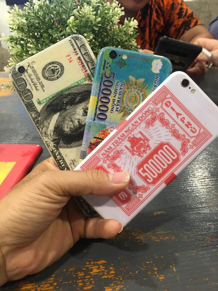 Bộ sưu tầm ốp điện thoại trong tháng cô hồn khiến ai cũng phải bất ngờ.