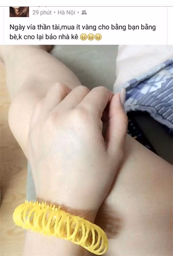 Không được tặng những miếng vàng có giá trị lên cả triệu đồng nhưng các chị em đã được chồng và người yêu tặng những vòng vàng cực đáng yêu được làm chun buộc tóc.