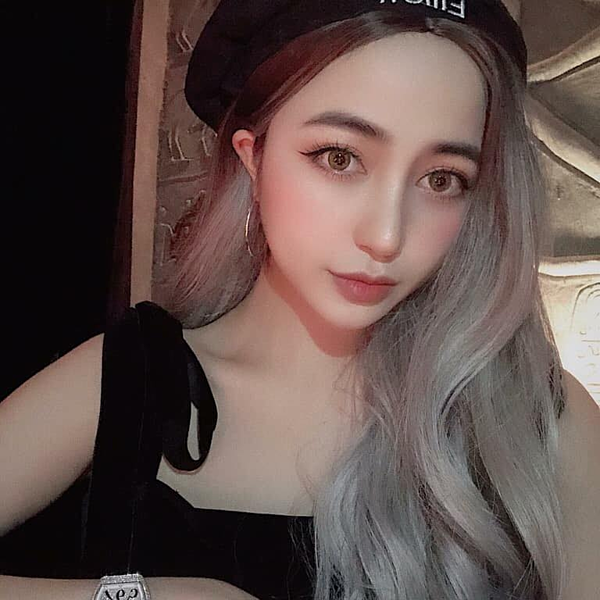 Còn liên quan đến tin đồn ngỗ nghịch cha mẹ, cô bạn này cho biết mình không hẳn là một đứa con ngoan biết nghe lời cha mẹ, tính tình lại ương bướng. Tuy nhiên, người đẹp tuyên bố không bất hiếu tới mức chửi mắng, đánh đập bố mẹ như tin đồn trên mạng.