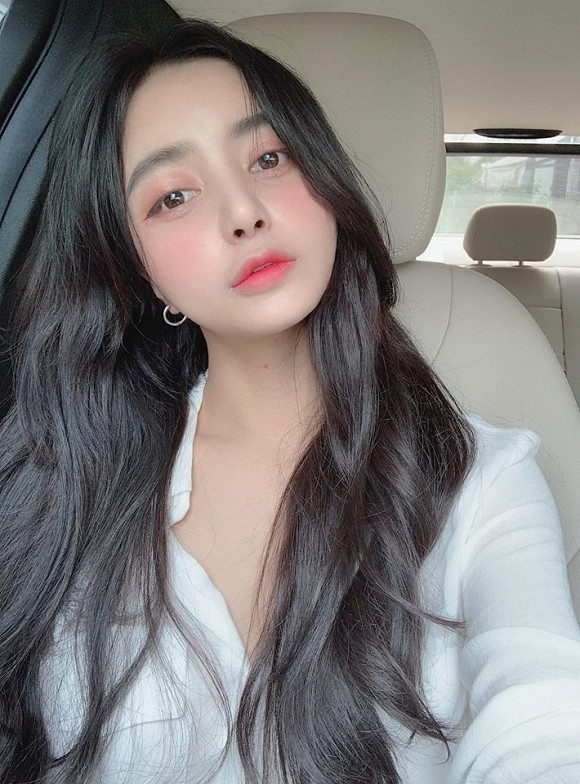 Trang Anna tên thật là Đặng Thị Thúy Trang - 1 hot girl nổi lên sau khi lọt top 10 một cuộc thi tìm ngôi sao mới vào năm 2014. Sở hữu vóc dáng nóng bỏng, gương mặt xinh đẹp cùng làn da trắng muốt, Trang Anna nhanh chóng sở hữu một lượng người theo dõi lên đến gần 300.000 trên mạng xã hội.