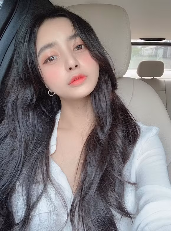 Trang Anna tên thật là Đặng Thị Thúy Trang - 1 hot girl nổi lên sau khi lọt top 10 một cuộc thi tìm ngôi sao mới vào năm 2014. Sở hữu vóc dáng nóng bỏng, gương mặt xinh đẹp cùng làn da trắng muốt, Trang Anna nhanh chóng sở hữu một lượng người theo dõi lên đến gần 300.000 trên mạng xã hội.