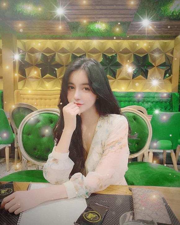 Ngoài việc làm đại diện cho game online, góp mặt nhẹ nhàng trong 2 bộ phim điện ảnh không quá thành công và tham gia The Look 2017 rồi bất ngờ bỏ cuộc, hot girl Hải Phòng này chỉ thực sự ghi dấu bằng những scandal tai tiếng thậm chí là nghi án bán dâm.