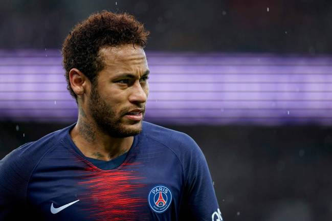 PSG tuyên bố họ sẽ chỉ nhả Neymar cho Real nếu nhận được ít nhất 300 triệu bảng (348 triệu euro). Bên cạnh đó, đội bóng thành Paris cũng đang nhắm đến James Rodriguez trong trường hợp Neymar ra đi. James sẽ rời Bayern và trở về Real sau mùa giải năm nay nhưng đội bóng Hoàng gia Tây Ban Nha không có kế hoạch giữ chân cầu thủ này.
