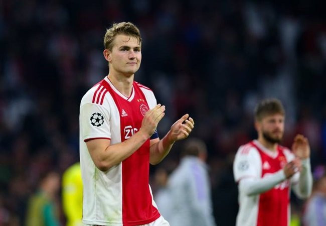 Chuyển nhượng bóng đá từ MARCA, Matthijs de Ligt đã đồng ý chuyển sang Barca thi đấu. Bên cạnh đó, "Blaugrana" và đội chủ sân Johan Cruyff Arena cũng đã đồng ý một thỏa thuận trị giá 70 triệu euro. Thế nhưng, tay cò Mino Raiola lại đang là rào cản của thương vụ này.
