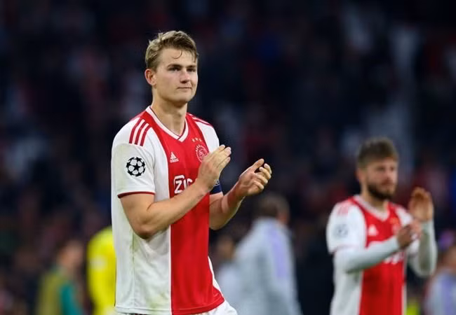 Chuyển nhượng bóng đá từ MARCA, Matthijs de Ligt đã đồng ý chuyển sang Barca thi đấu. Bên cạnh đó, "Blaugrana" và đội chủ sân Johan Cruyff Arena cũng đã đồng ý một thỏa thuận trị giá 70 triệu euro. Thế nhưng, tay cò Mino Raiola lại đang là rào cản của thương vụ này.