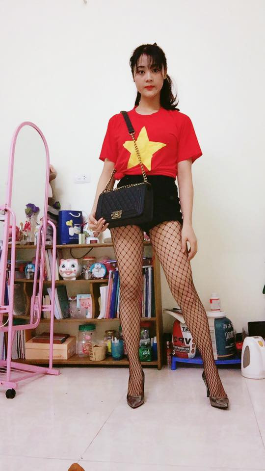 Theo tìm hiểu nhanh của dân mạng, cô gái được cho là đang "hẹn hò" với Công Phượng có tên là Hạnh, hiện đang sinh sống và học tập tại Hà Nội.