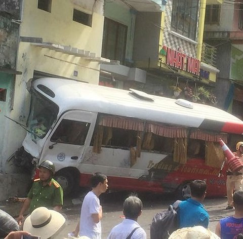 Hiện trường vụ tai nạn xe khách tại dốc chợ Cát Bà.