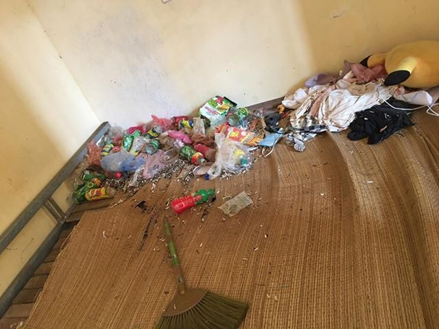 Theo miêu tả của chủ phòng trọ, cô nàng khá sốc khi nhìn căn phòng bị khách biến thành bãi rác với vỏ lon nước, bánh kẹo, bim bim vứt đầy gầm giường.