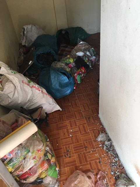 Tình cảnh "nằm trên rác" là có thật: Tấm chiếu rách trên đó có hàng đống vỏ chai lọ, vỏ bánh kẹo và thậm chí vỏ hạt hướng dương.