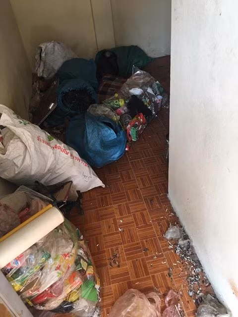 Tình cảnh "nằm trên rác" là có thật: Tấm chiếu rách trên đó có hàng đống vỏ chai lọ, vỏ bánh kẹo và thậm chí vỏ hạt hướng dương.