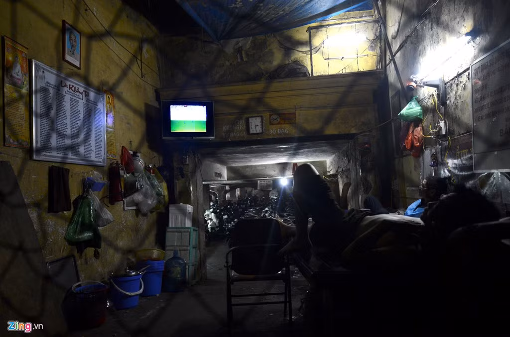 Thành phố đêm qua khác thường hơn mọi khi. Trong không gian tĩnh lặng, tại các góc phố vẫn có tiếng phát ra từ tivi trong nhà.