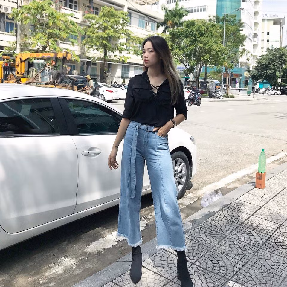 Cũng chính nhờ lợi thế về hình thể, Hoài Thương thường xuyên làm người mẫu cho chính những sản phẩm mà shop quần áo của mình bán. Nhìn lướt qua thôi, cô bạn 9X xứ Huế này chẳng thua kém gì người mẫu trong khoản tạo dáng chụp ảnh mẫu.