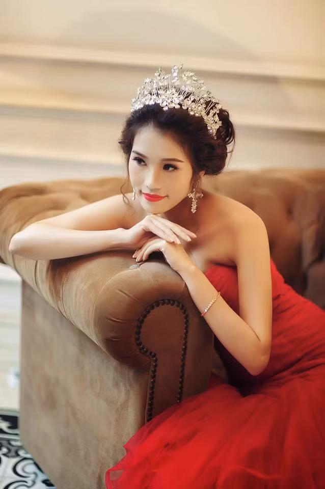 Trong thời gian còn đi học, nữ tiếp viên hàng không 9X này từng lọt vào top 5 hoa khôi Học Viện Hàng Không, bên cạnh đó là top 20 của cuộc thi sắc đẹp ngành Hàng không năm 2012.