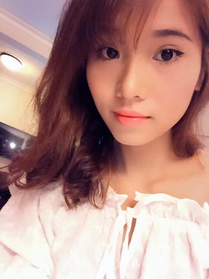 Được biết đến bởi sau khi bước ra từ những cuộc thi sắc đẹp, cô nàng 9X Thu Hiền khiến nhiều người bất ngờ khi tiết lộ mình là một nữ tiếp viên hàng không.