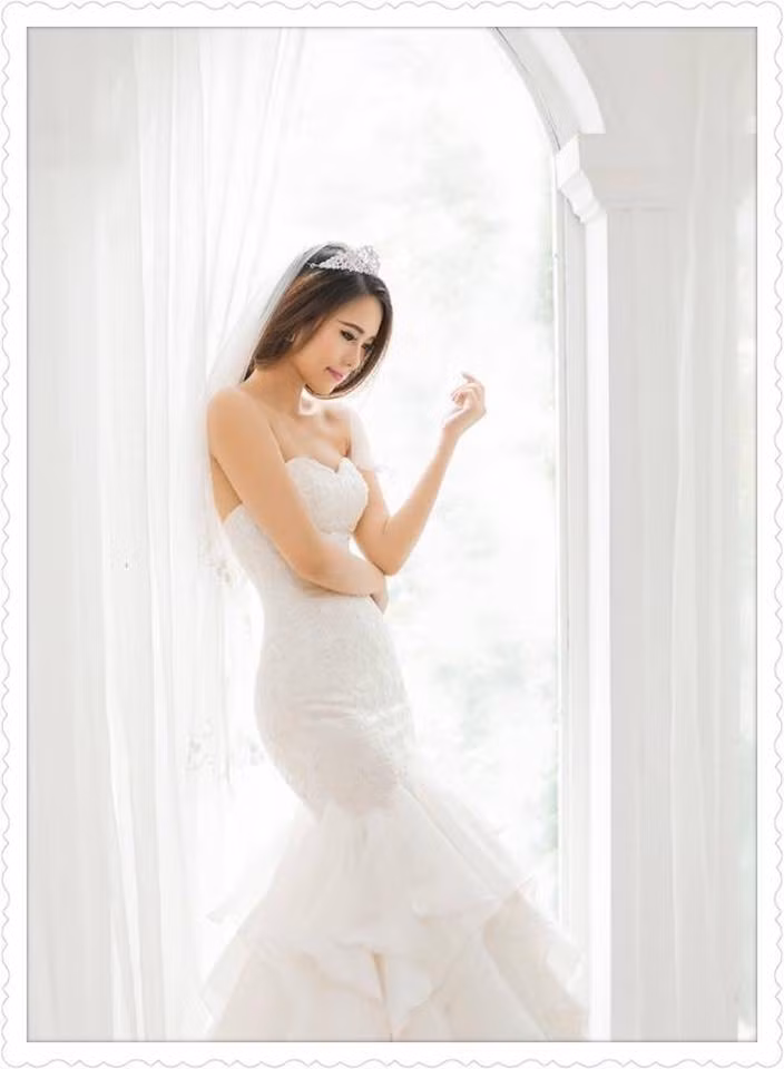 Thu Hiền sinh ngày 21/3/1993, hiện đang là nữ tiếp viên hàng không của cho một hãng hàng không nội địa.